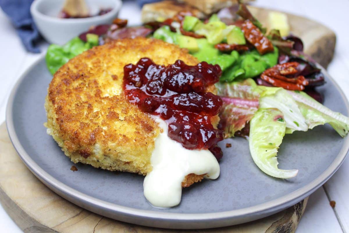 Gebackener Camembert mit Preiselbeeren und Salat | kitchensplace