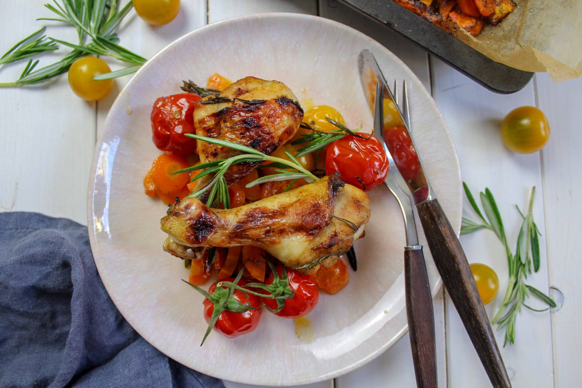 Hähnchenkeulen aus dem Ofen mit Möhren und Tomaten | kitchensplace